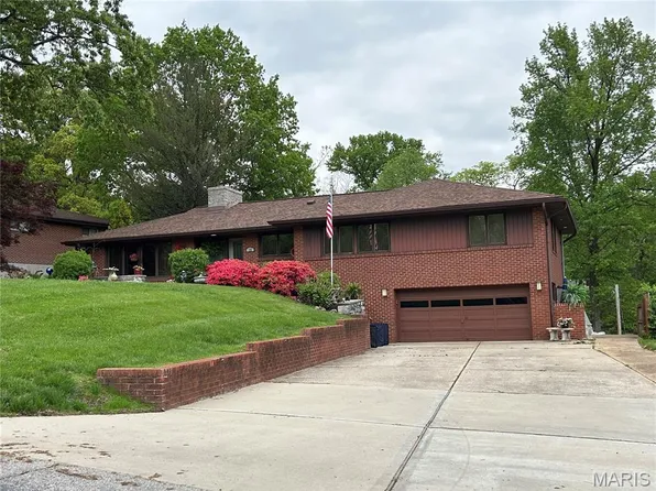 15 Lake Pembroke Dr, Saint Louis, MO 63135