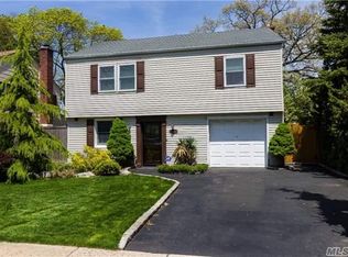 910 Oak St, Bellmore, NY 11710