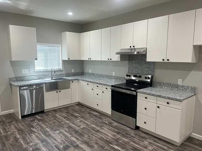 202 W 7th St — Photo 10