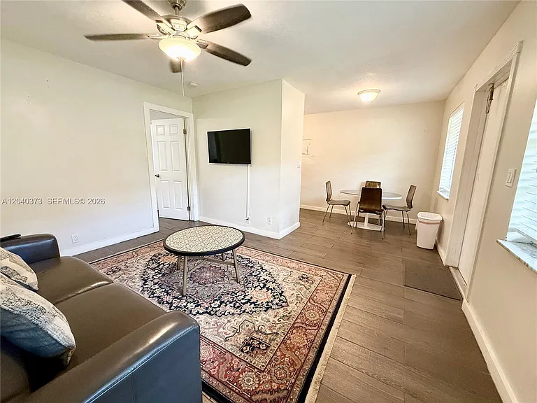 1415 SW 1st St #6 — Photo 5
