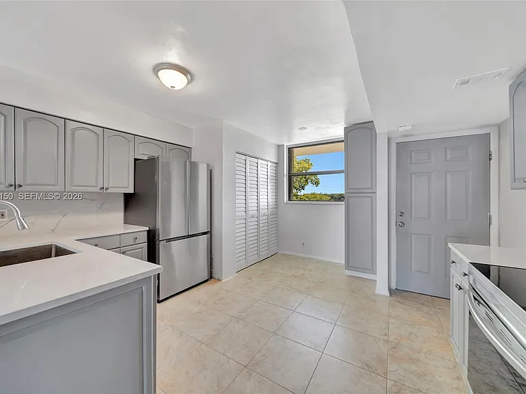 117 Lake Emerald Dr #408 — Photo 8