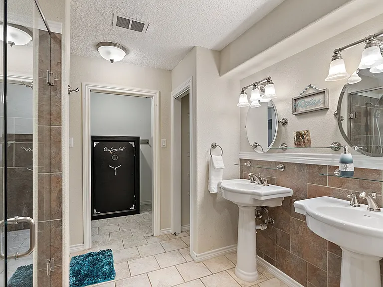 2403 N Carrier Pkwy — Photo 19
