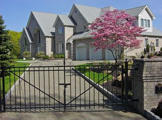 8 Sky Dr, New City, NY 10956