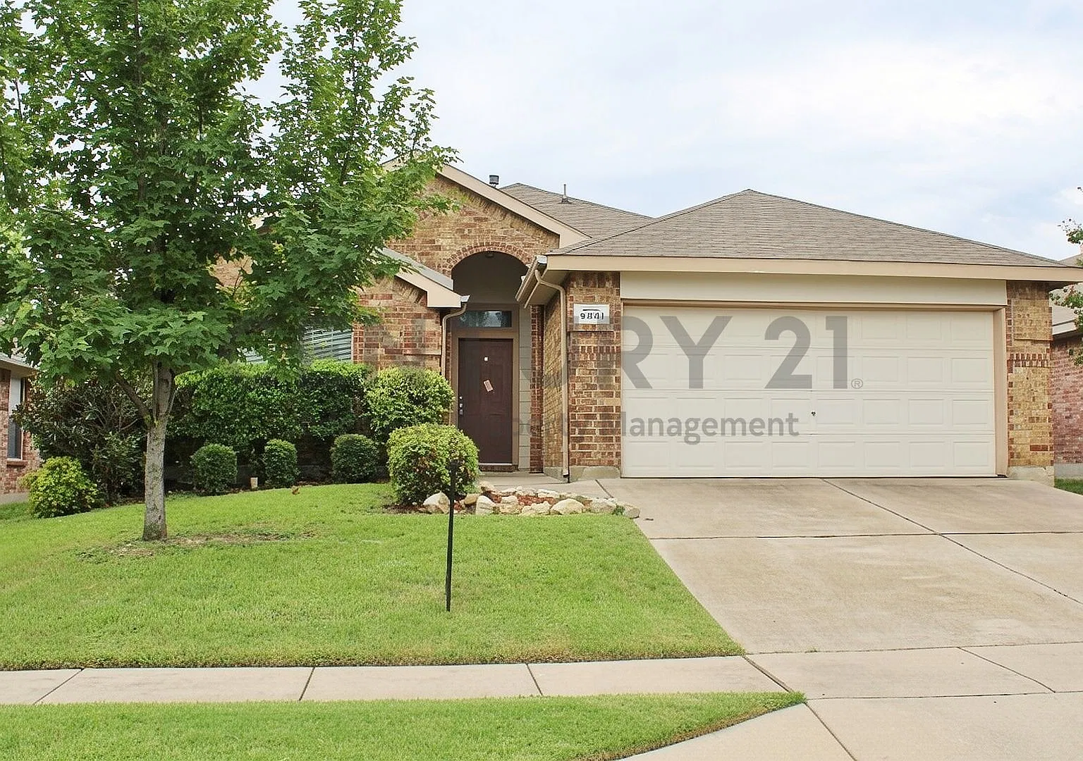 Beautiful 3/2/2 in White Settlement ISD For Rent! — Photo 1
