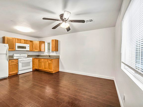 2nd image of 1225 W 37th Pl #3B-3Ba-1315Sqft