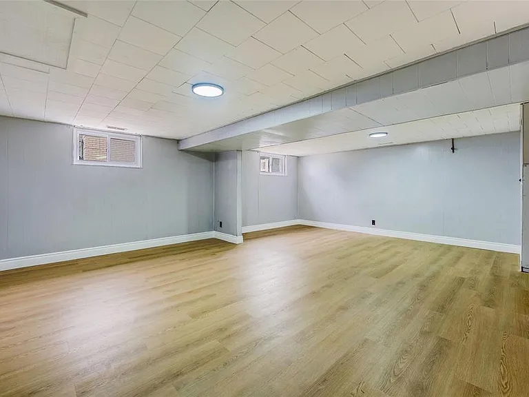 890 Hollands Ave — Photo 36