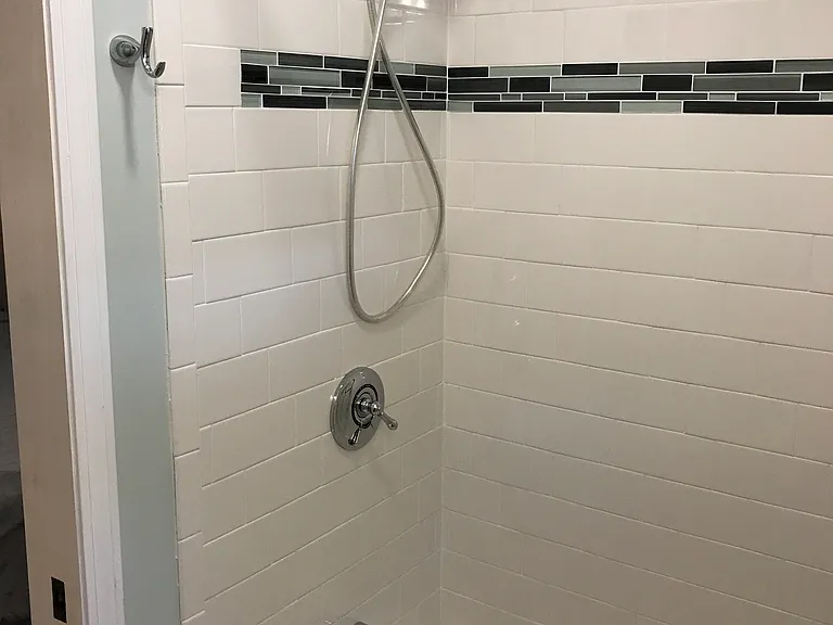 1st floor bath en suite