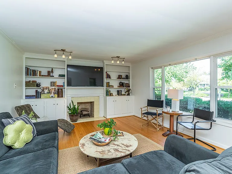 520 Albany Rd — Photo 4