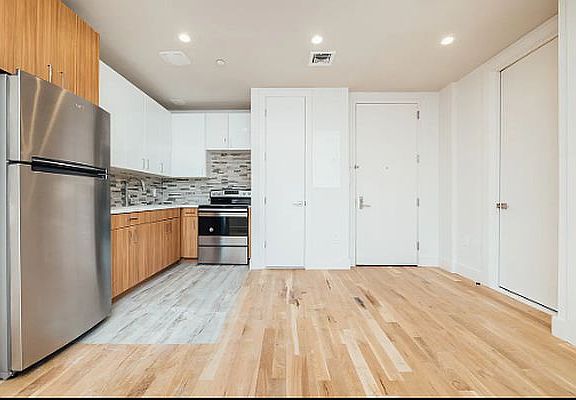 2nd image of 2028 Davidson Ave #3B