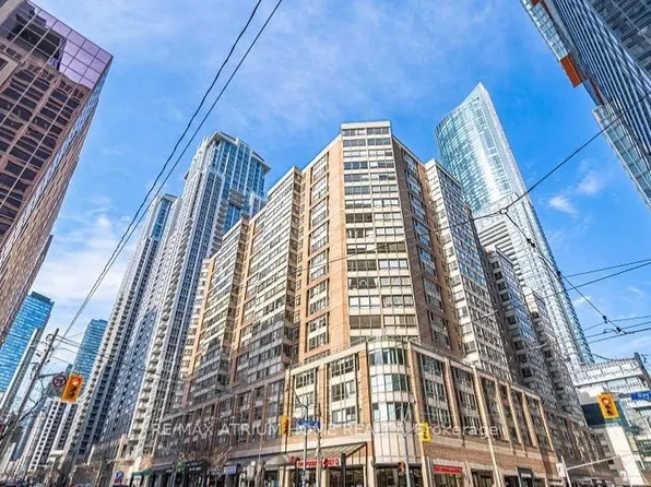 717 Bay St #1403, Toronto, ON M5G 2J9