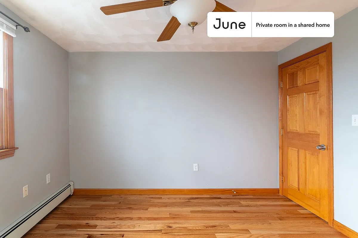 Queen bedroom in 5 bed/2 bath home in Medford #1834 E — Photo 3