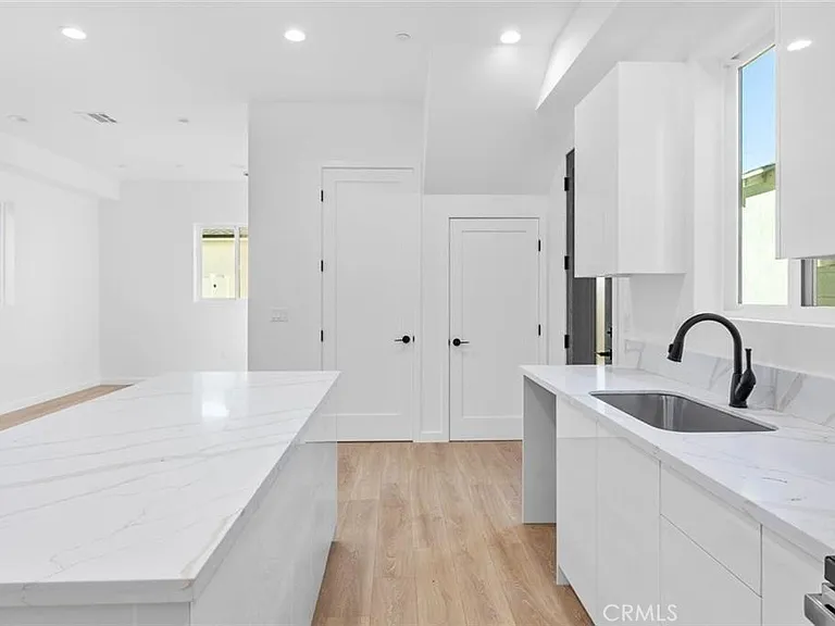 6846 Cedros Ave — Photo 7