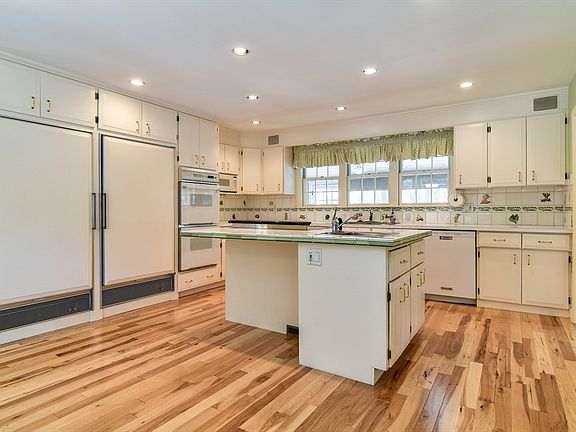 4th image of 9 Buttercup Ln