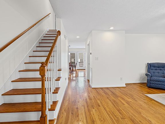 3rd image of 694 Wyndhurst Dr