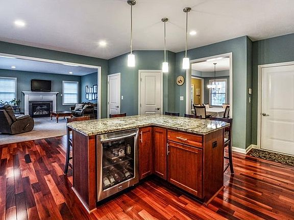5th image of 306 Silver View Dr