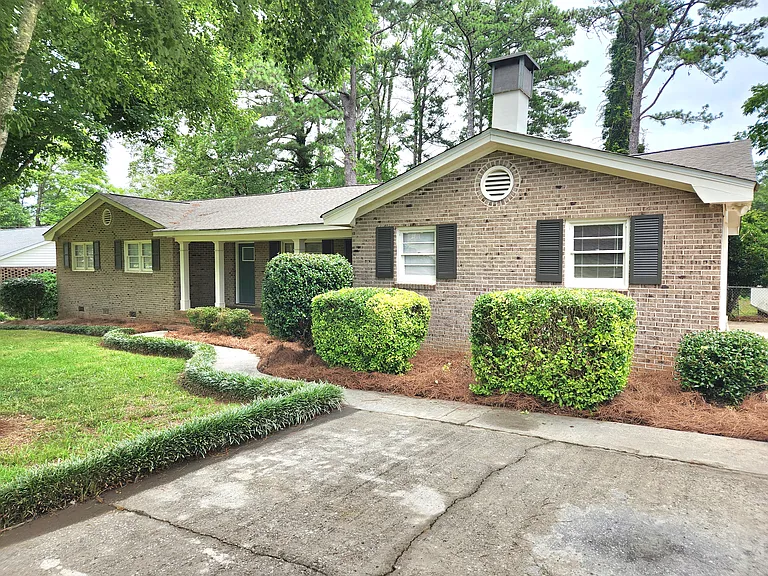 1482 Wesley Dr — Photo 2