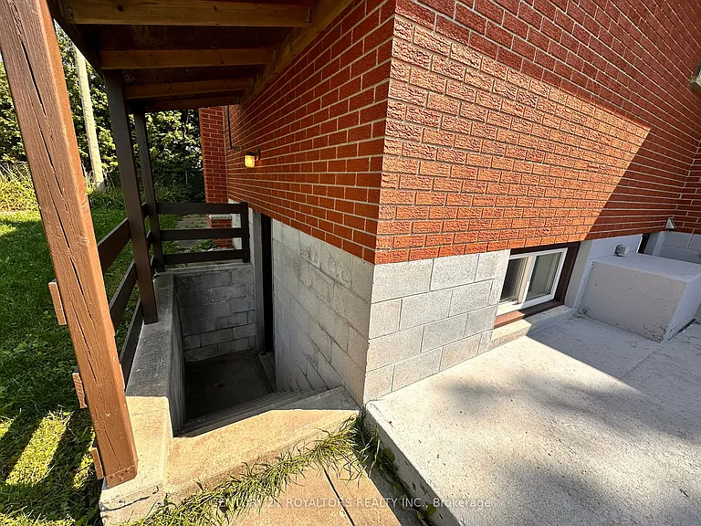 404 Trent St W — Photo 3