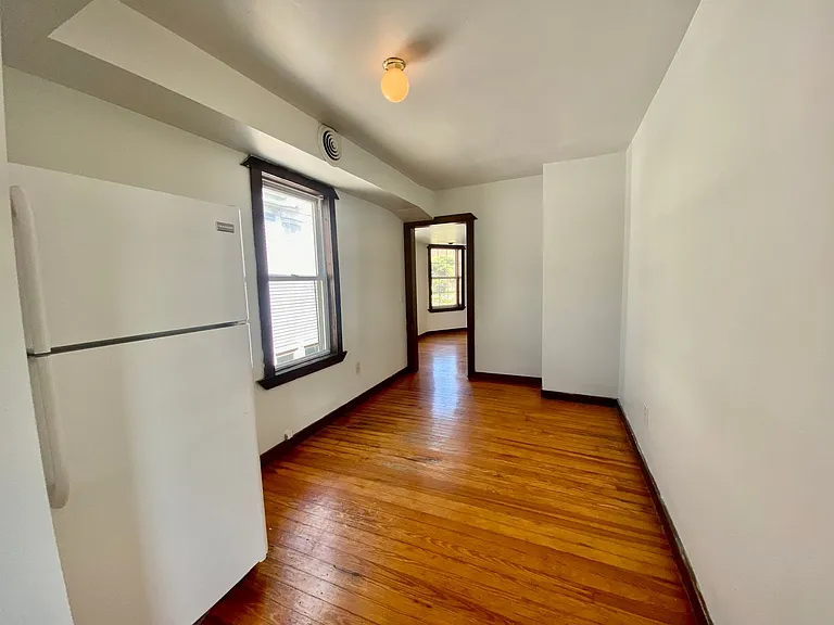 603 W Cross St — Photo 3