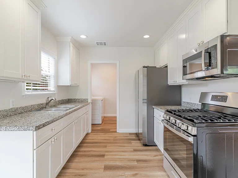 1466 Stanley Ave — Photo 7