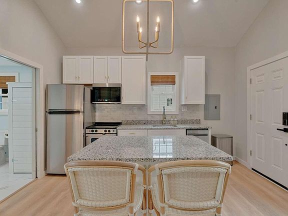 3rd image of 12 Pine Avenue
