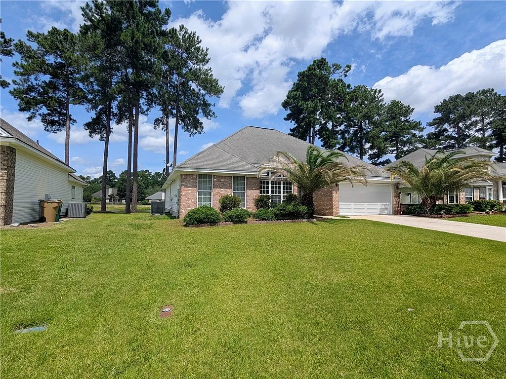 4 bed, 2.0 bath, 2721 sqft, $2,800 — Photo 2