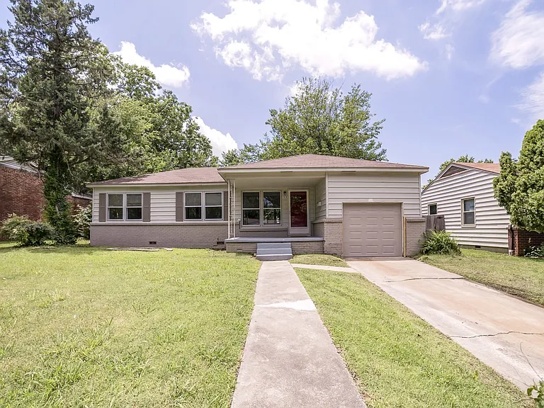 1618 S Ash Pl — Photo 1