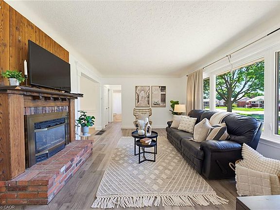 4th image of 17 Broadmore Ave