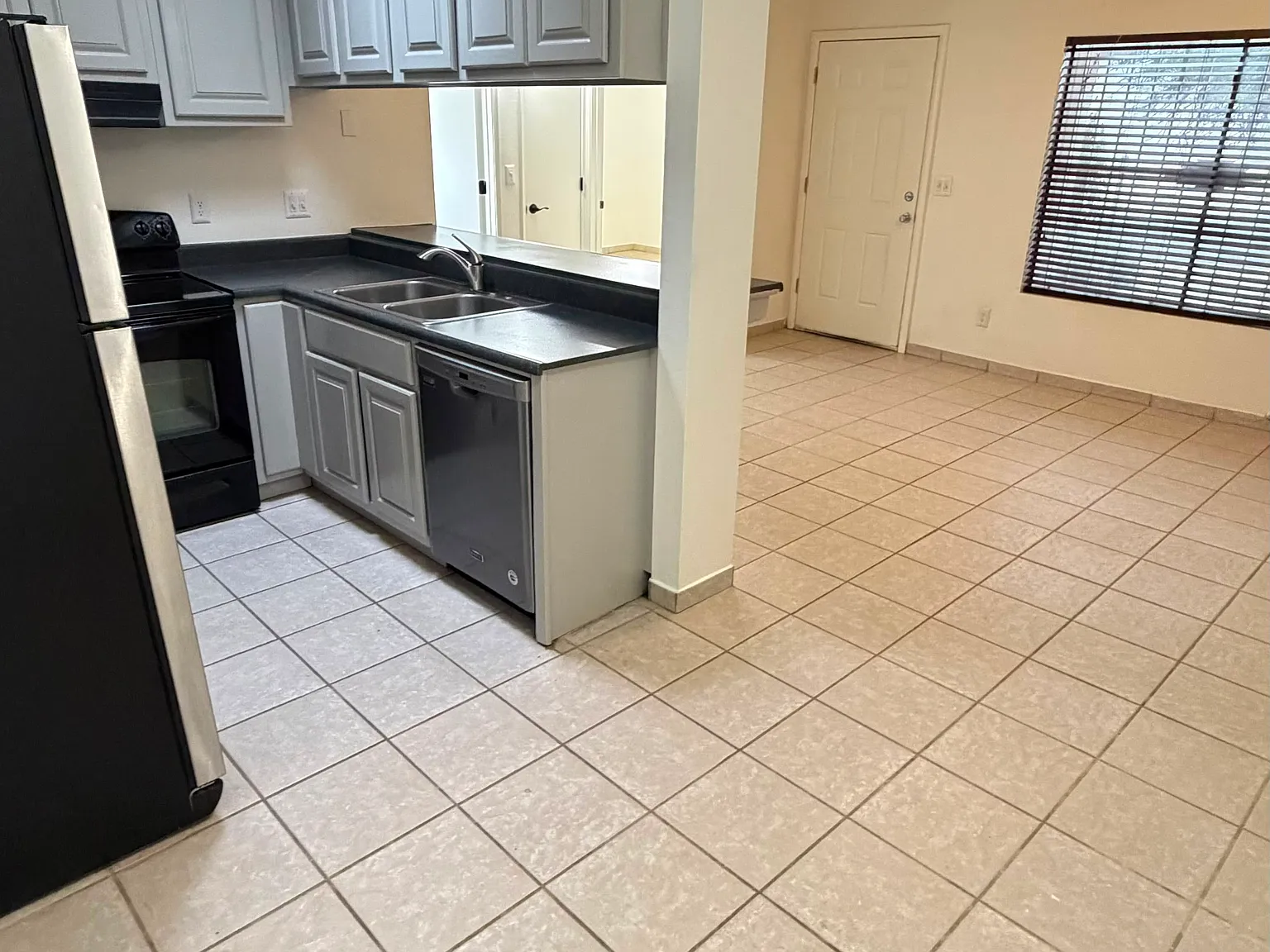 8836 E Arbor St — Photo 2