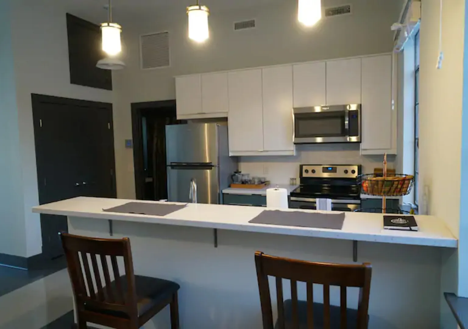Modern 1 Bedroom Downtown Loft Apartment — Photo 2