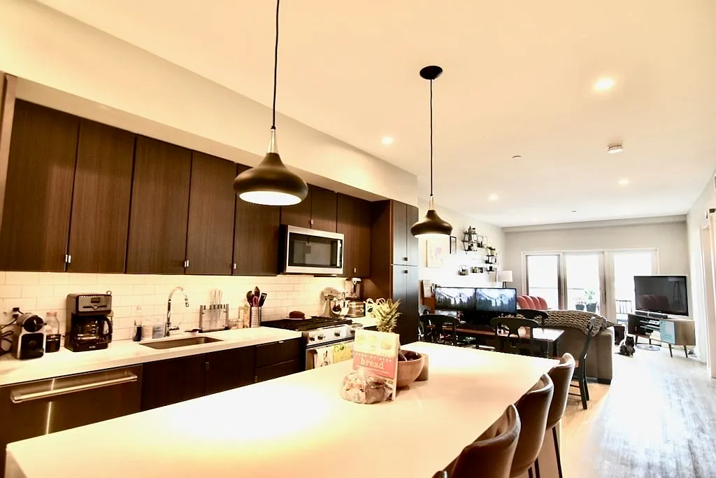1 bed, 1.0 bath, 900 sqft, $3,300 — Photo 2