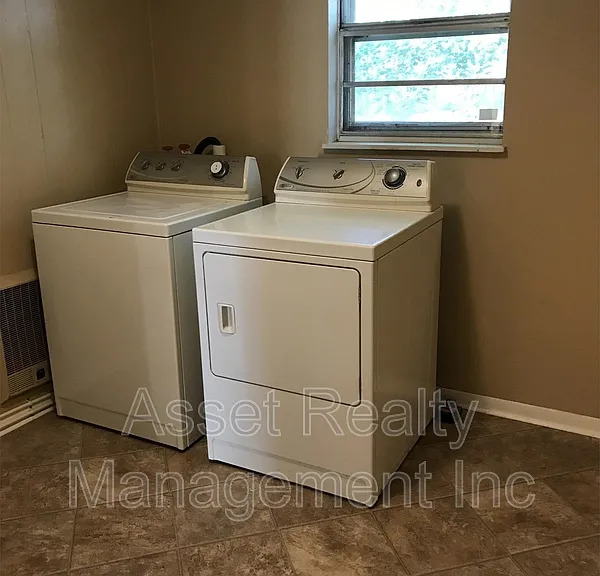 2315 Greenfield Ln — Photo 14