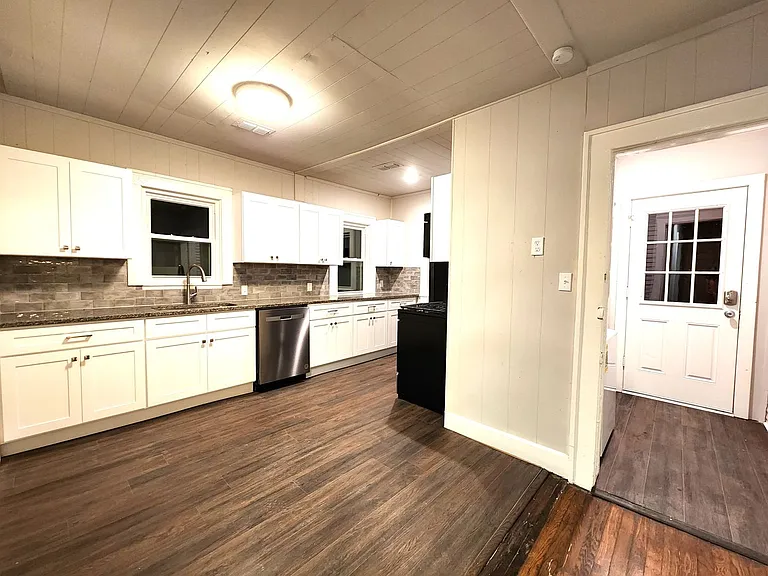 2114 N Elm St — Photo 26