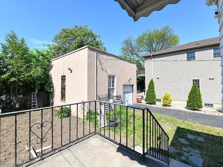 241 Maple St — Photo 27