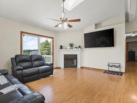 4th image of 207 Tamarack Hollow St SW