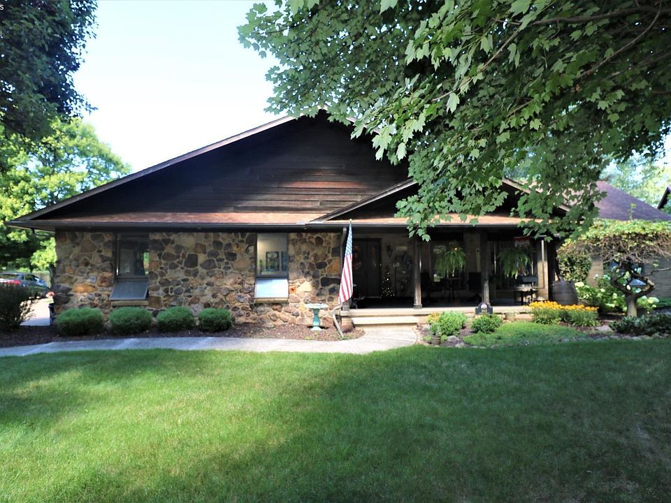 1st image of 163 Fairway Cir