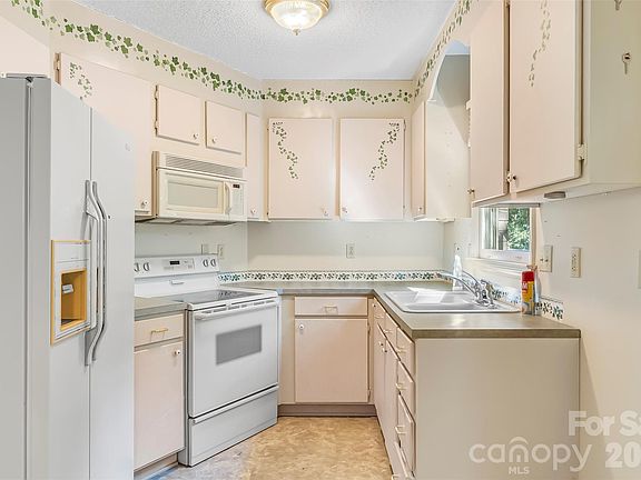 4th image of 2524 Robinson Rd