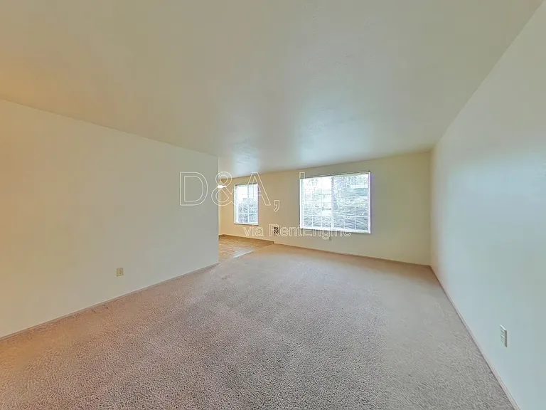 355 SE Lilly Ave #B — Photo 3