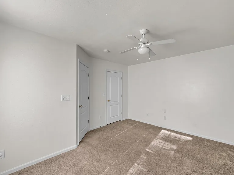 2322 Charing Cross Rd — Photo 24
