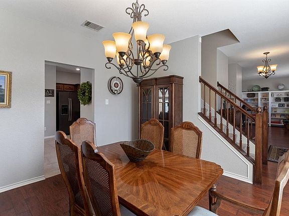 5th image of 1053 Surrey Cir