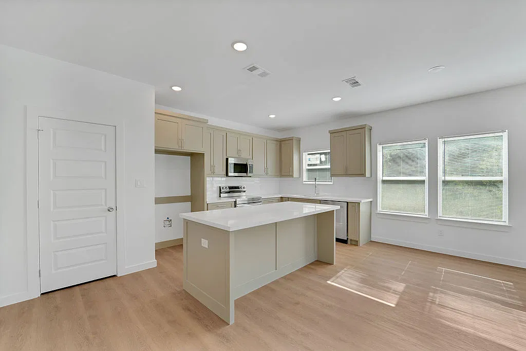3 bed, 1400 sqft, $1,800 — Photo 2