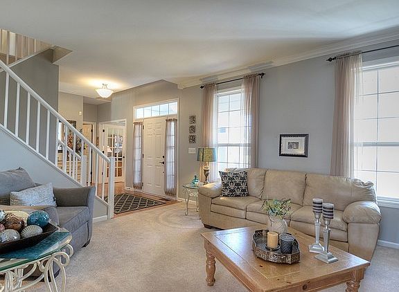 3rd image of 909 Woodbridge Dr