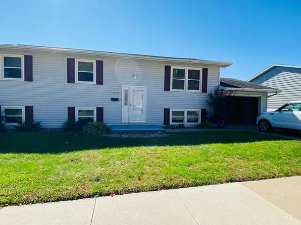 1210 Mount Loretta Ave, Dubuque, IA 52003