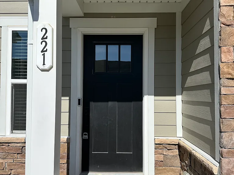 221 Pryor Dr — Photo 2