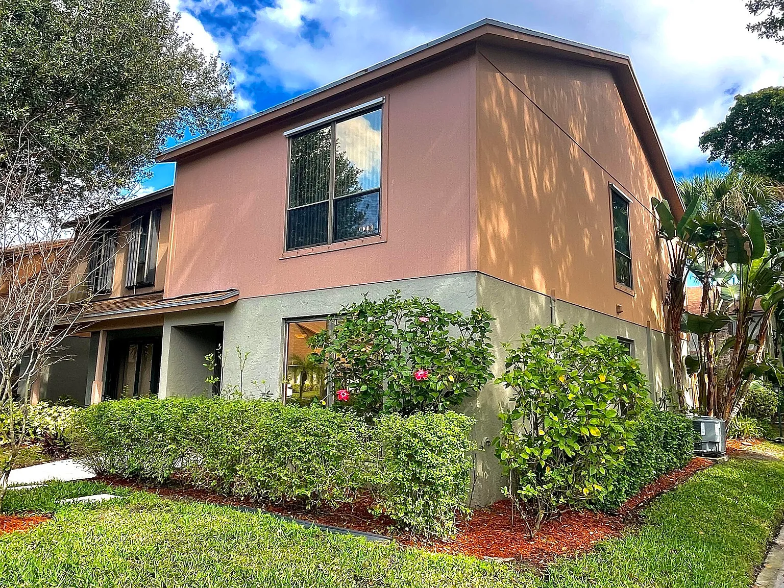 3 bed, 2.5 bath, 1465 sqft, $2,395 — Photo 2