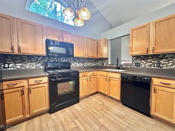 5th image of 9100 Ashwood Ct