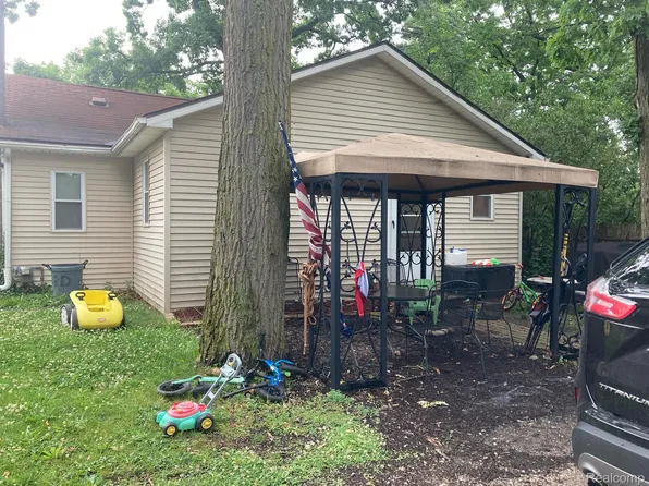 6653 Windiate Rd, Waterford, MI 48329