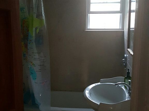 2nd image of 39 Vroom St