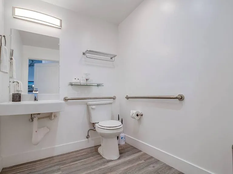 Full bathroom 2