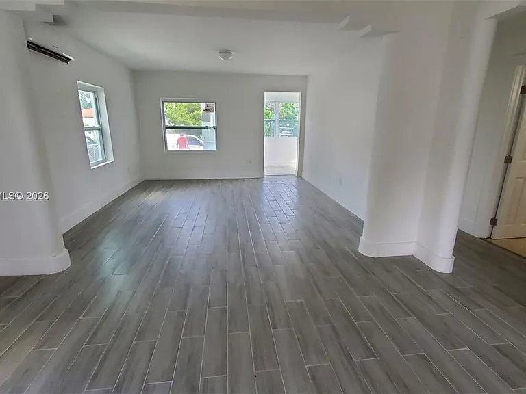 560 NW 53rd St — Photo 2