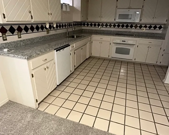 10428 Leicester Dr — Photo 2